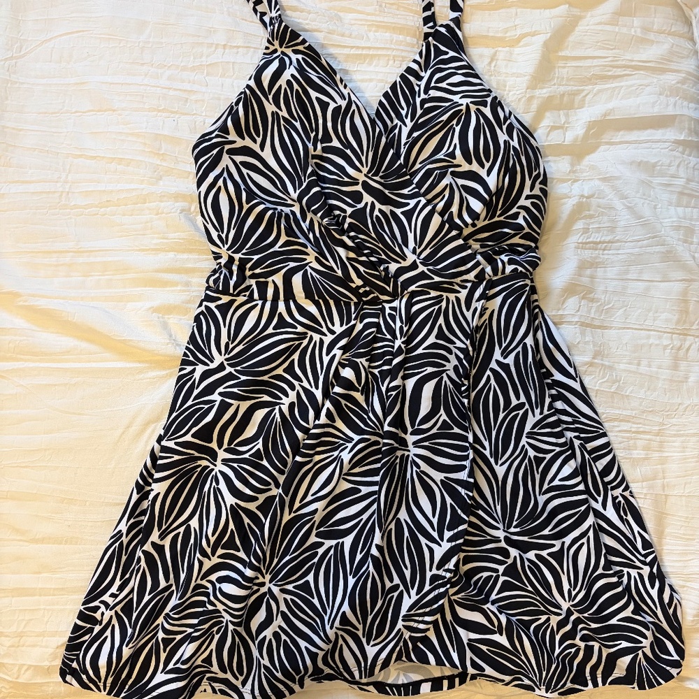Lands' End black/white swimdress, size M, excellent condition!